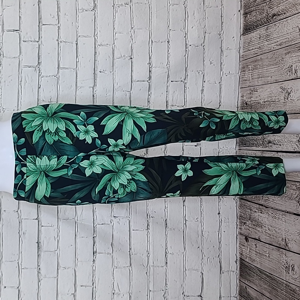 Cynthia Rowley Mid-Rise Jungle Plant Print Straight Leg Crop Pant in Navy/Green